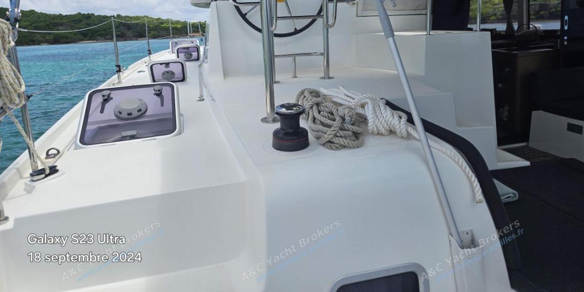 Lagoon 42 : Helm station seen from the aft transom Lagoon 42 : Helm station seen from the aft transom