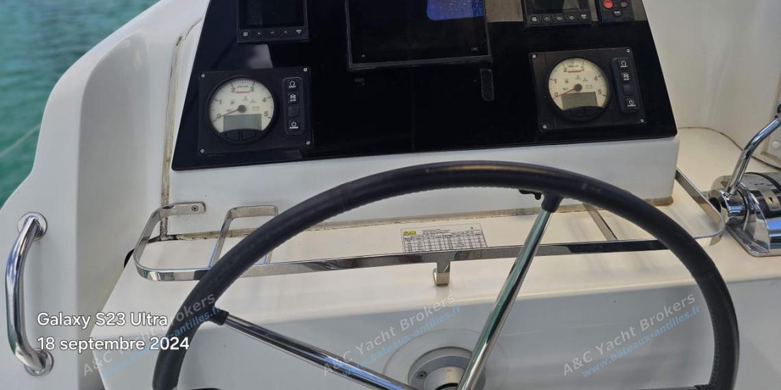 Lagoon 42 : Electronic at helm station Lagoon 42 : Electronic at helm station