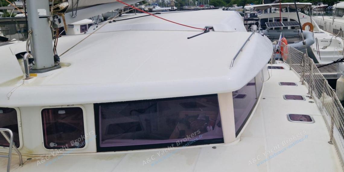 Lagoon 421 : Roof seen from the port bow Lagoon 421 : Roof seen from the port bow