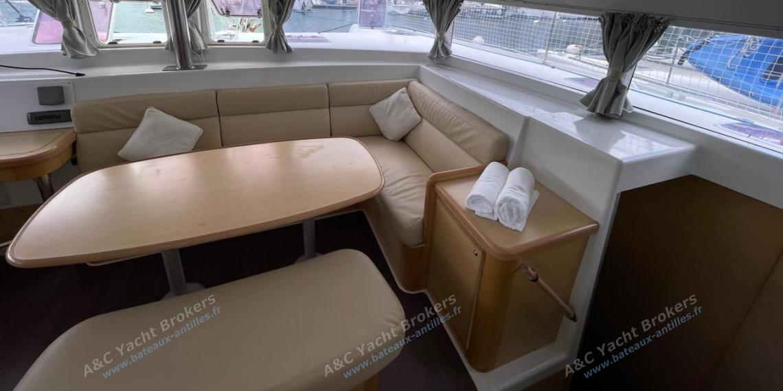 Lagoon 421 : Saloon table and benchs Lagoon 421 : Saloon table and benchs