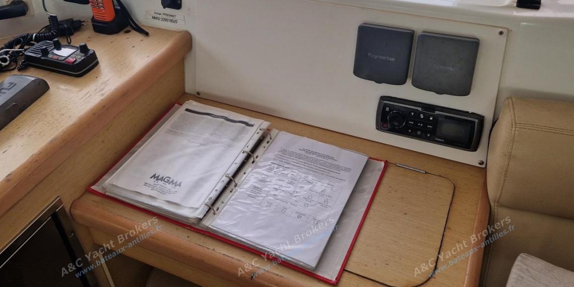 Lagoon 421 : Charts table Lagoon 421 : Charts table