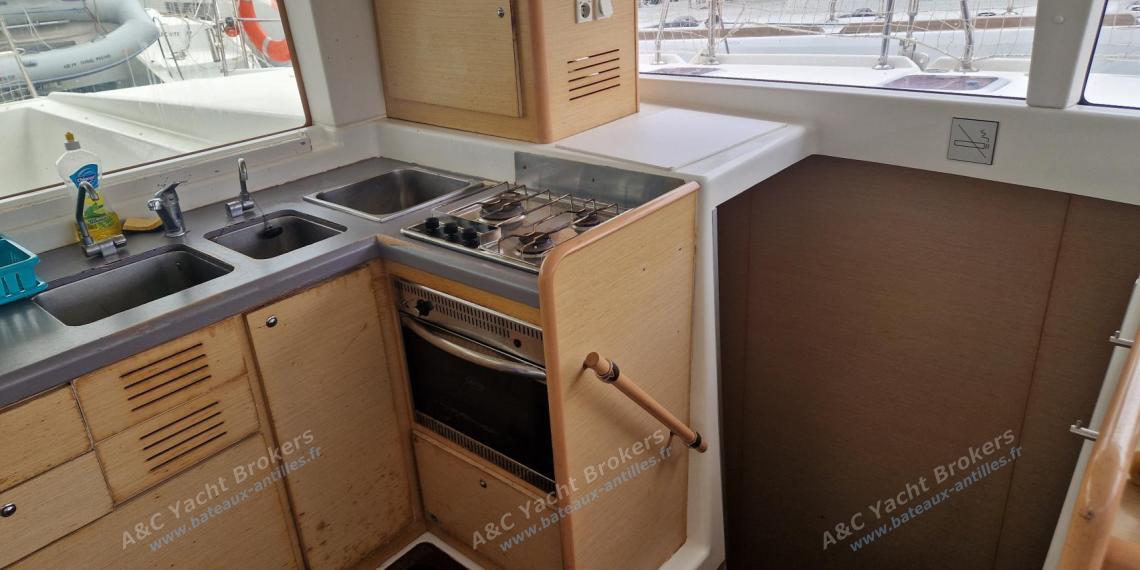 Lagoon 421 : Galley seen from saloon other view Lagoon 421 : Galley seen from saloon other view