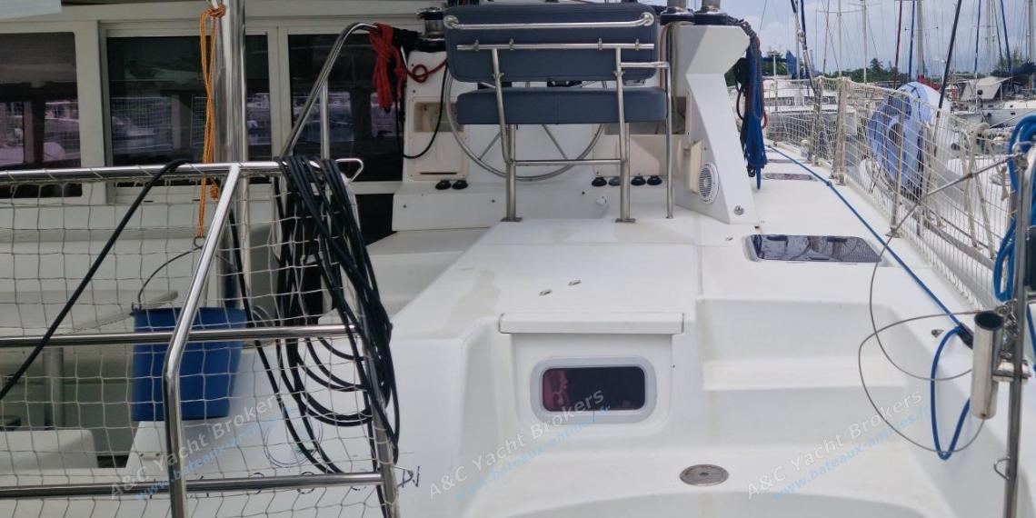 Lagoon 421 : Helm station seen from the starboard transom Lagoon 421 : Helm station seen from the starboard transom