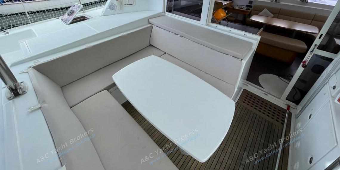 Lagoon 421 : Cockpit table and benchs Lagoon 421 : Cockpit table and benchs