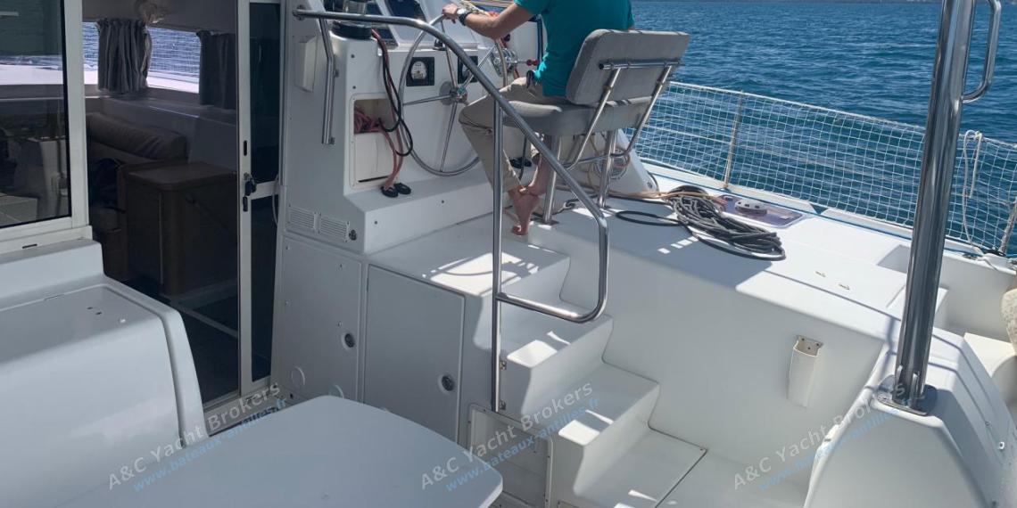 Lagoon 421 : Helm station seen from the cockpit Lagoon 421 : Helm station seen from the cockpit