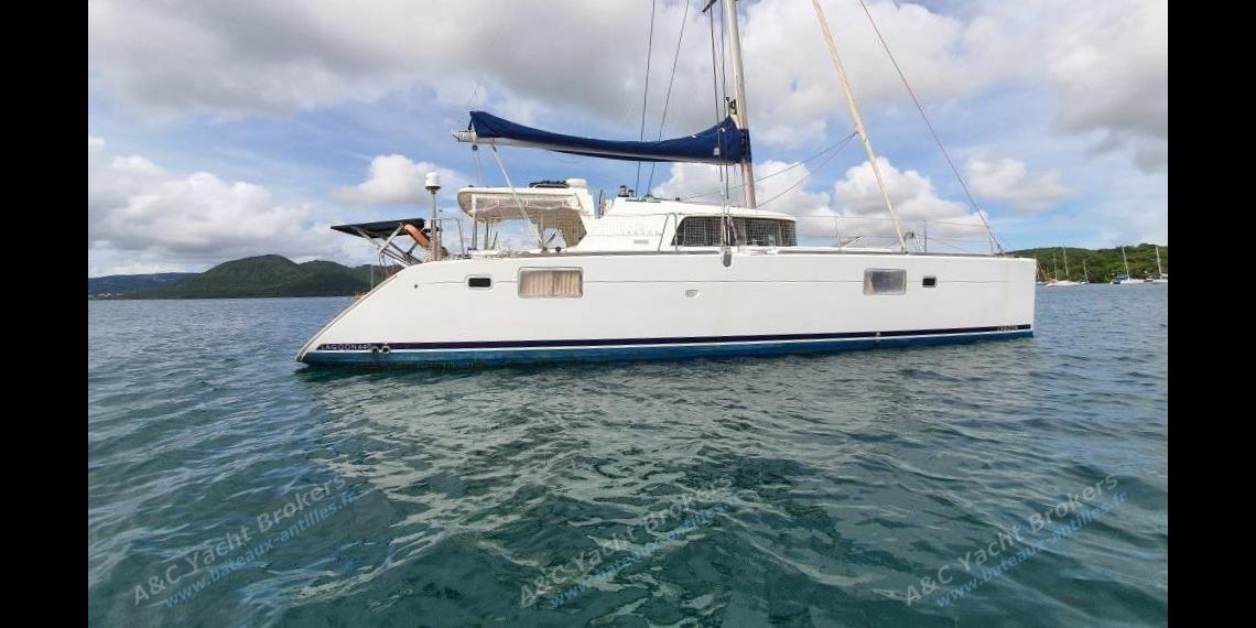 Lagoon 440 three cabins : At anchor in Martinique Lagoon 440 three cabins : At anchor in Martinique