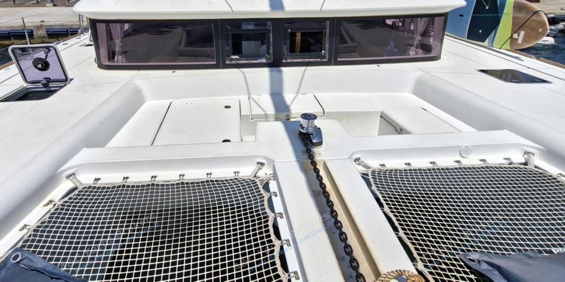 Lagoon 450 F : Roof seen from the genoa furling system Lagoon 450 F : Roof seen from the genoa furling system