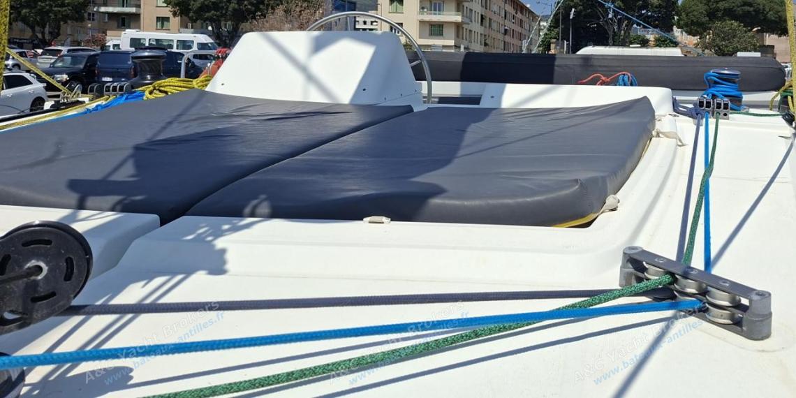Lagoon 450 F : Sun mattress on roof Lagoon 450 F : Sun mattress on roof