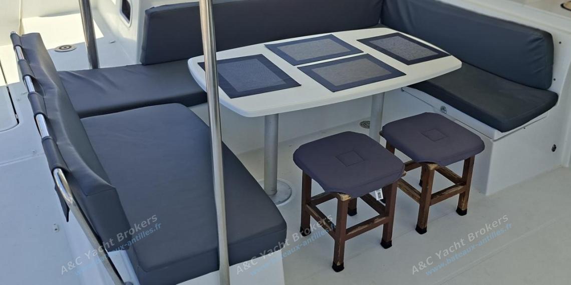 Lagoon 450 F : Cockpit table Lagoon 450 F : Cockpit table