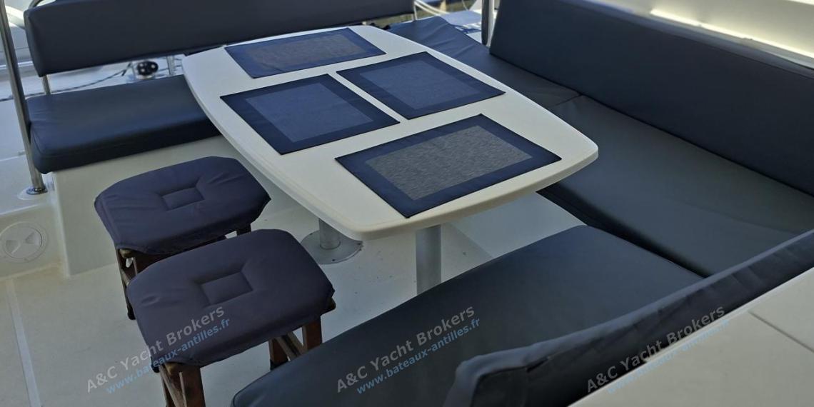 Lagoon 450 F : Cockpit table seen from the galley Lagoon 450 F : Cockpit table seen from the galley
