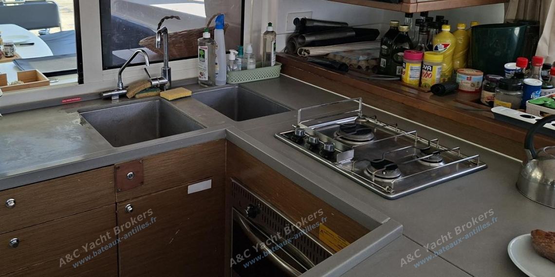 Lagoon 450 F : Galley other view Lagoon 450 F : Galley other view