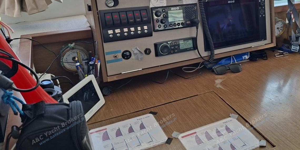 Lagoon 450 F : Charts table Lagoon 450 F : Charts table