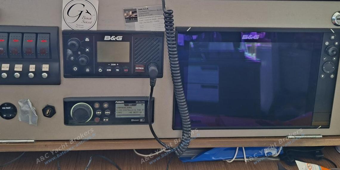 Lagoon 450 F : Electronics at charts table Lagoon 450 F : Electronics at charts table