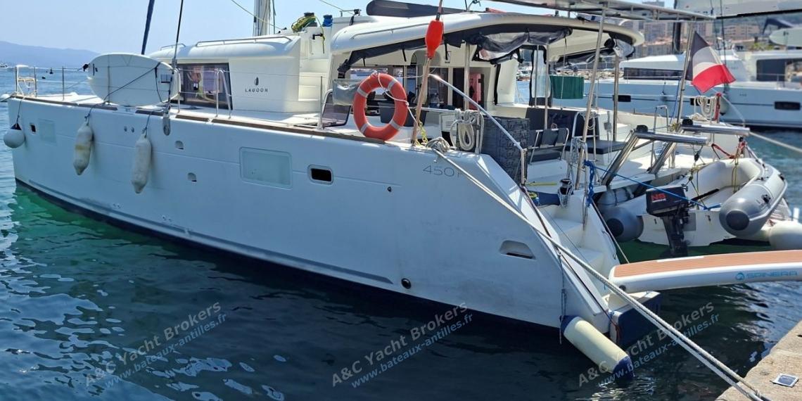 Lagoon 450F : In marina other view Lagoon 450F : In marina other view
