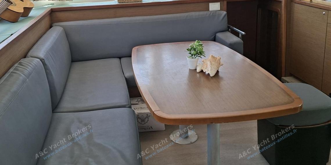Lagoon 450 F : Saloon table and bench Lagoon 450 F : Saloon table and bench