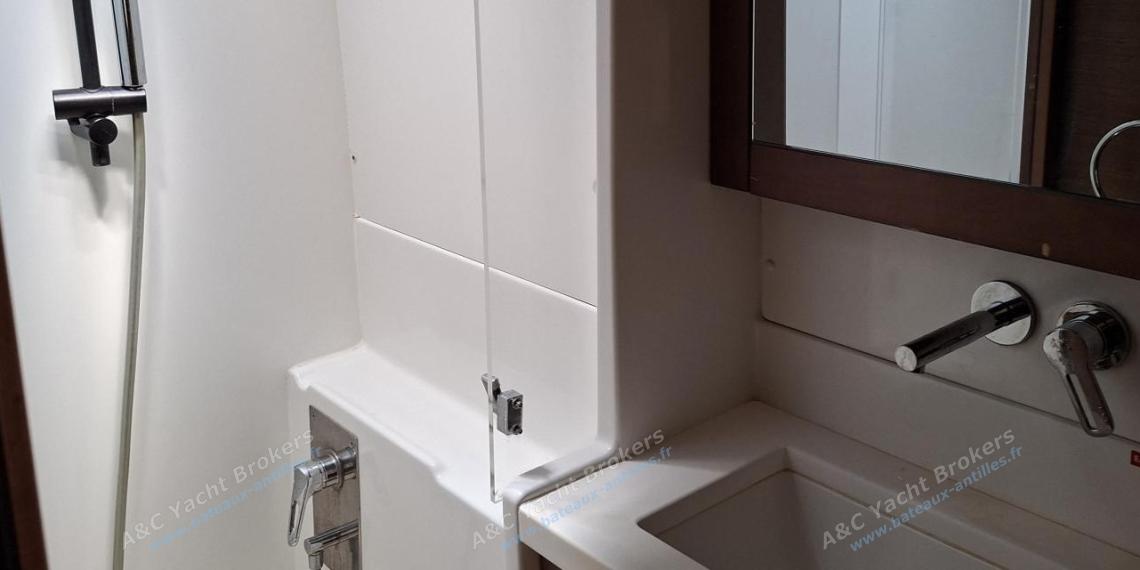 Lagoon 450 F : Starboard shower room Lagoon 450 F : Starboard shower room