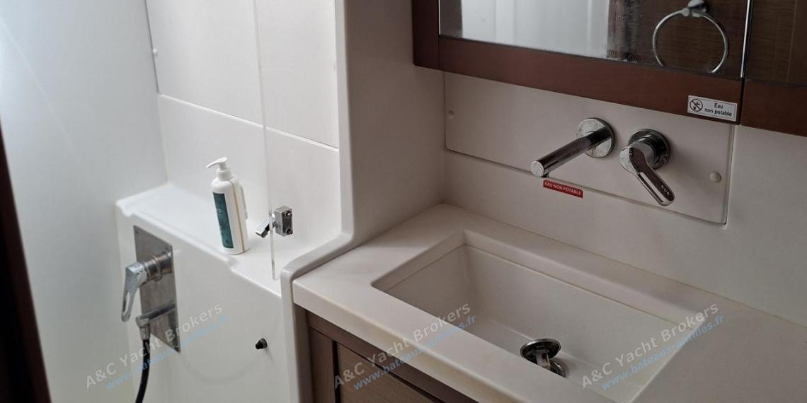 Lagoon 450 F : Port shower room Lagoon 450 F : Port shower room