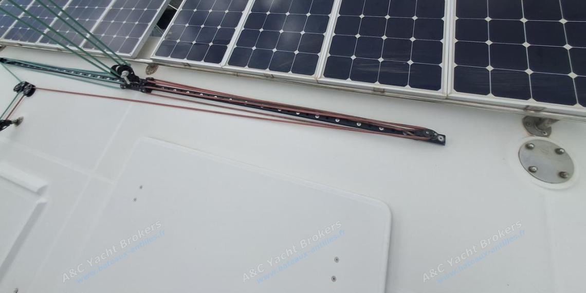 Lagoon 450F : Solars pannels on the roof Lagoon 450F : Solars pannels on the roof