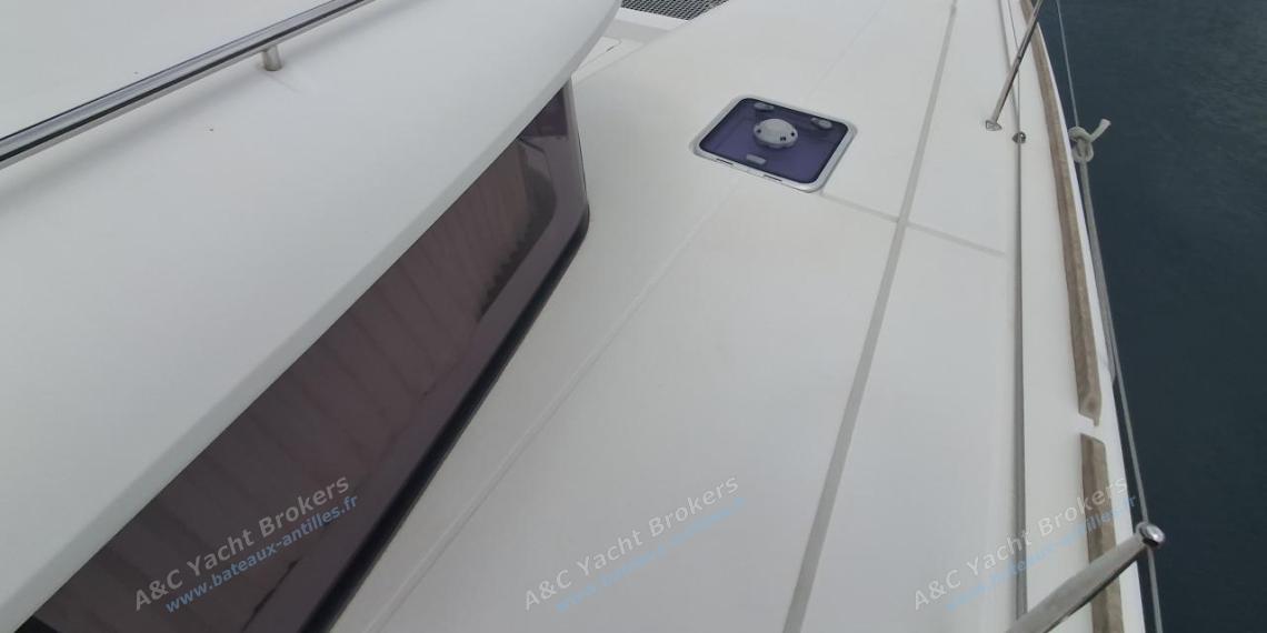 Lagoon 450F : Starboard companionway and trampoline Lagoon 450F : Starboard companionway and trampoline