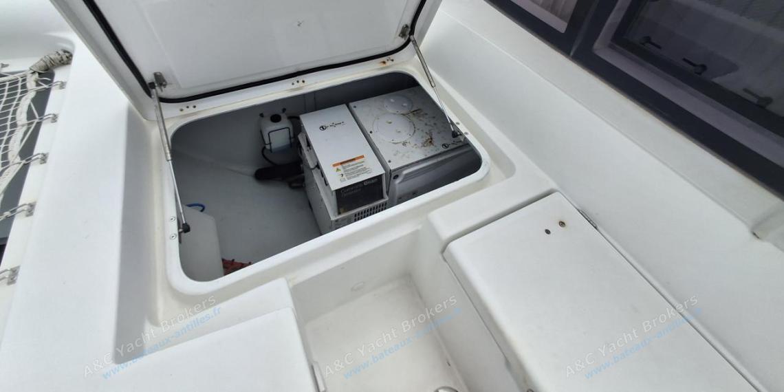 Lagoon 450F : Onan generator Lagoon 450F : Onan generator