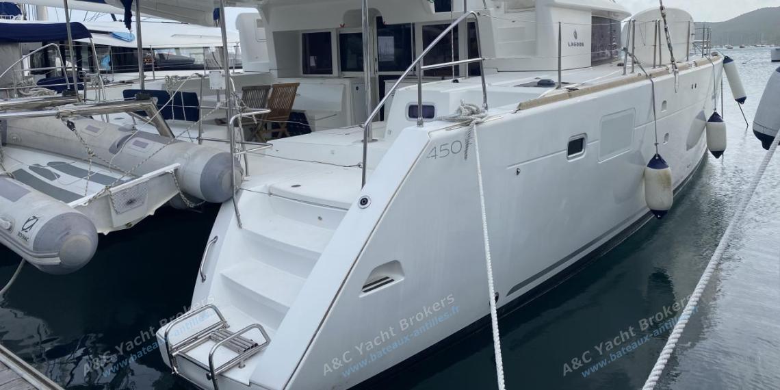 Lagoon 450F : In marina other view Lagoon 450F : In marina other view