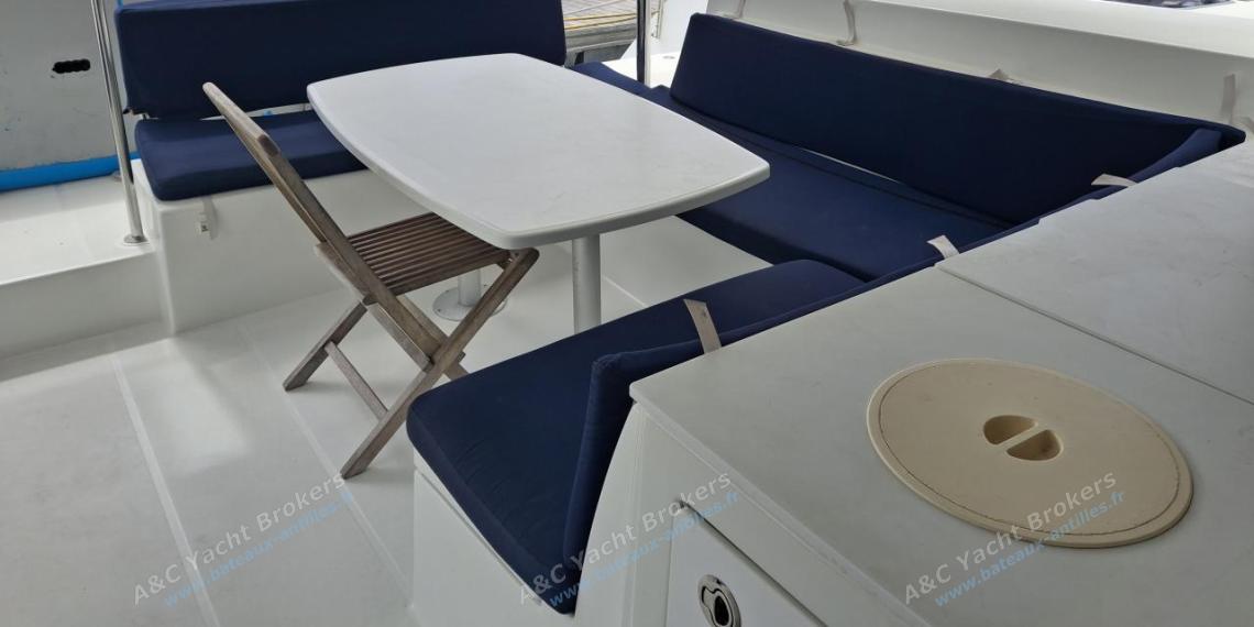 Lagoon 450F : Cockpit table Lagoon 450F : Cockpit table