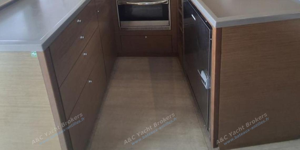 Lagoon 450F : Galley U shape on port Lagoon 450F : Galley U shape on port