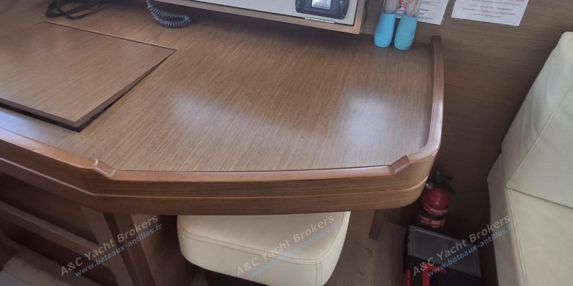 Lagoon 450F : Charts table Lagoon 450F : Charts table