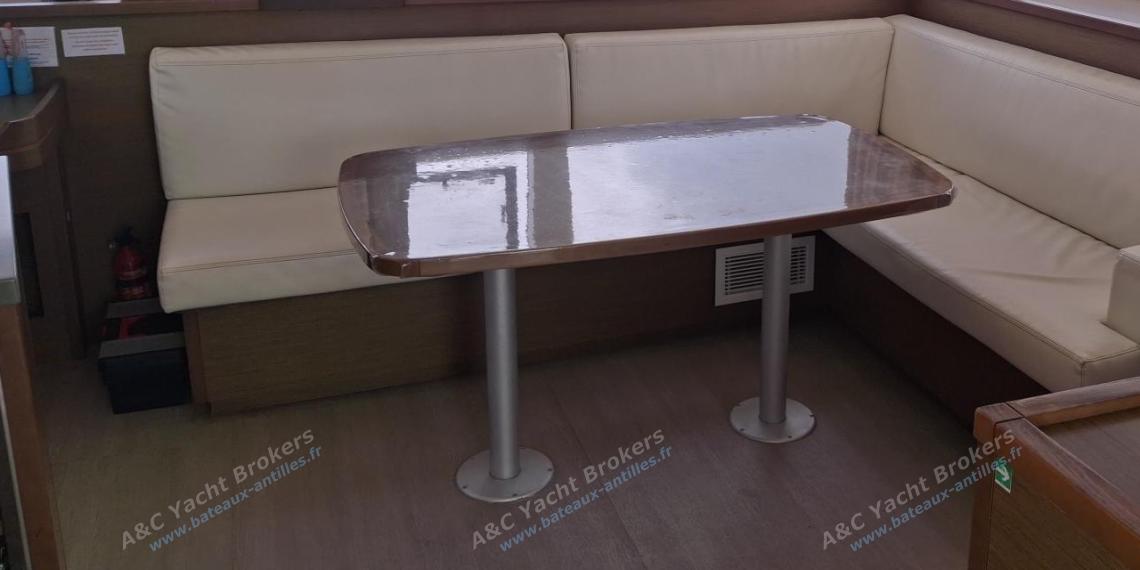 Lagoon 450F : Saloon table and bench Lagoon 450F : Saloon table and bench