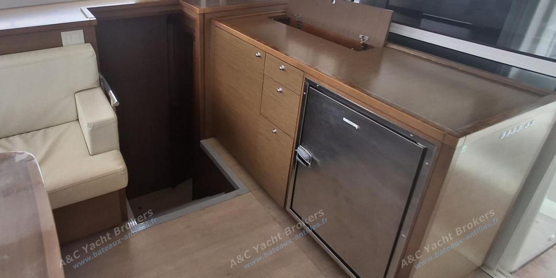 Lagoon 450F : Freezer 12v in saloon Lagoon 450F : Freezer 12v in saloon