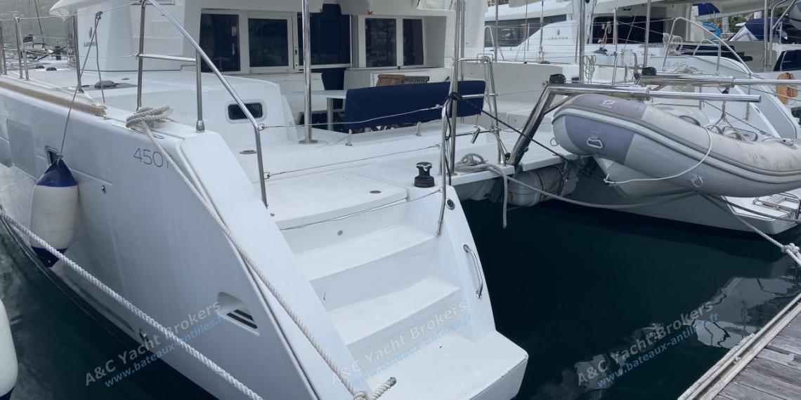 Lagoon 450F : Port hull seen from the pontoon Lagoon 450F : Port hull seen from the pontoon