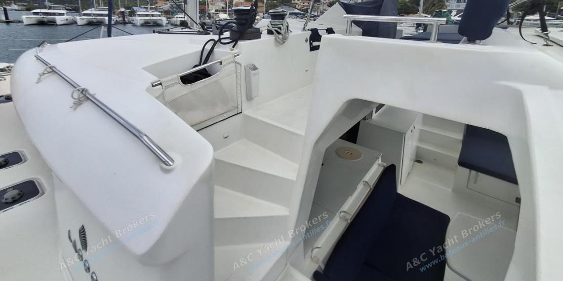 Lagoon 450F : Fly bridge access Lagoon 450F : Fly bridge access