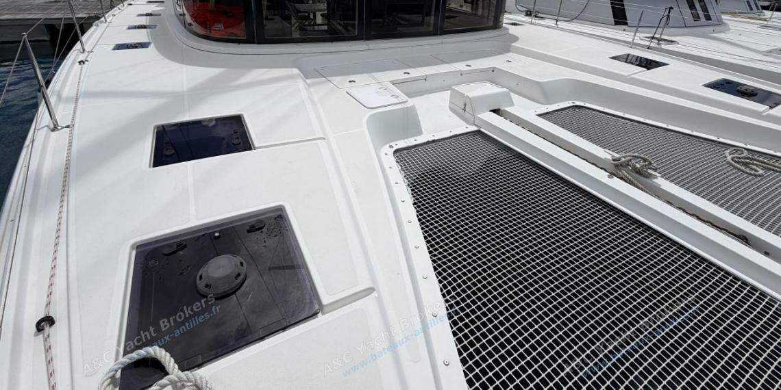 CNB Lagoon 50 : Roof seen from the starboard bow CNB Lagoon 50 : Roof seen from the starboard bow
