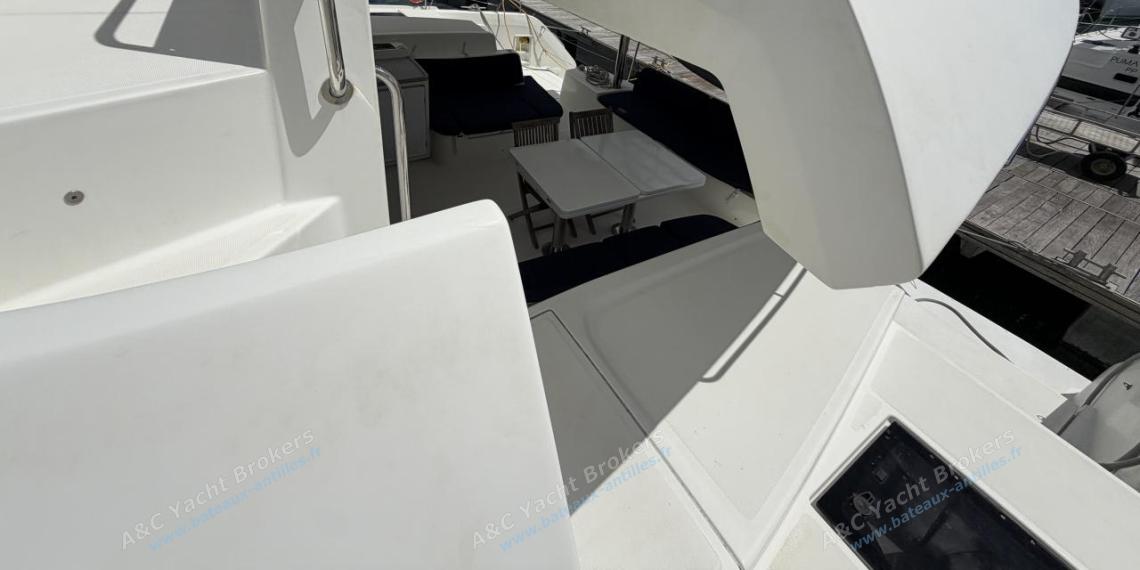 CNB Lagoon 50 : Cockpit and fly access from the port companionway CNB Lagoon 50 : Cockpit and fly access from the port companionway