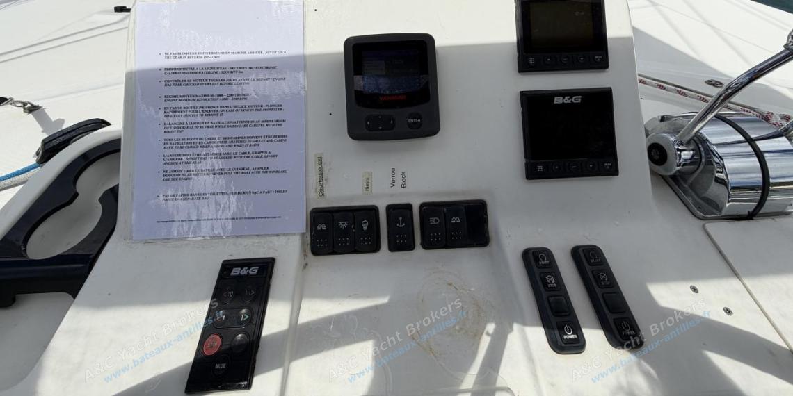 CNB Lagoon 50 : Electronics at helm station CNB Lagoon 50 : Electronics at helm station