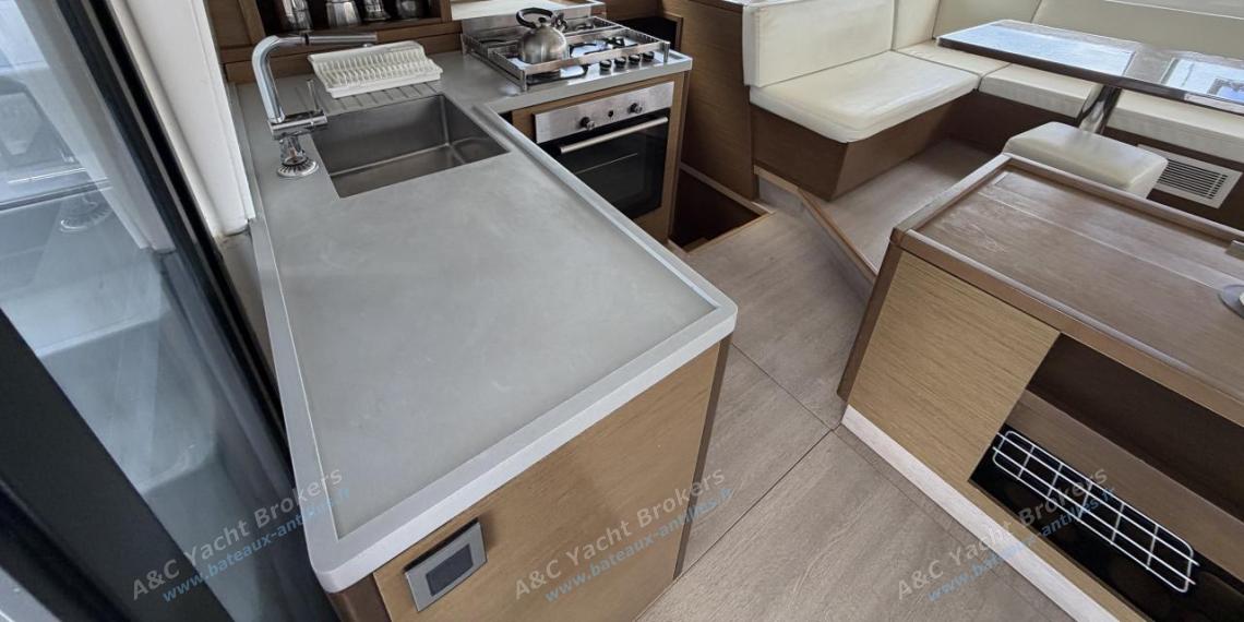 CNB Lagoon 50 : Worktop and galley to port CNB Lagoon 50 : Worktop and galley to port