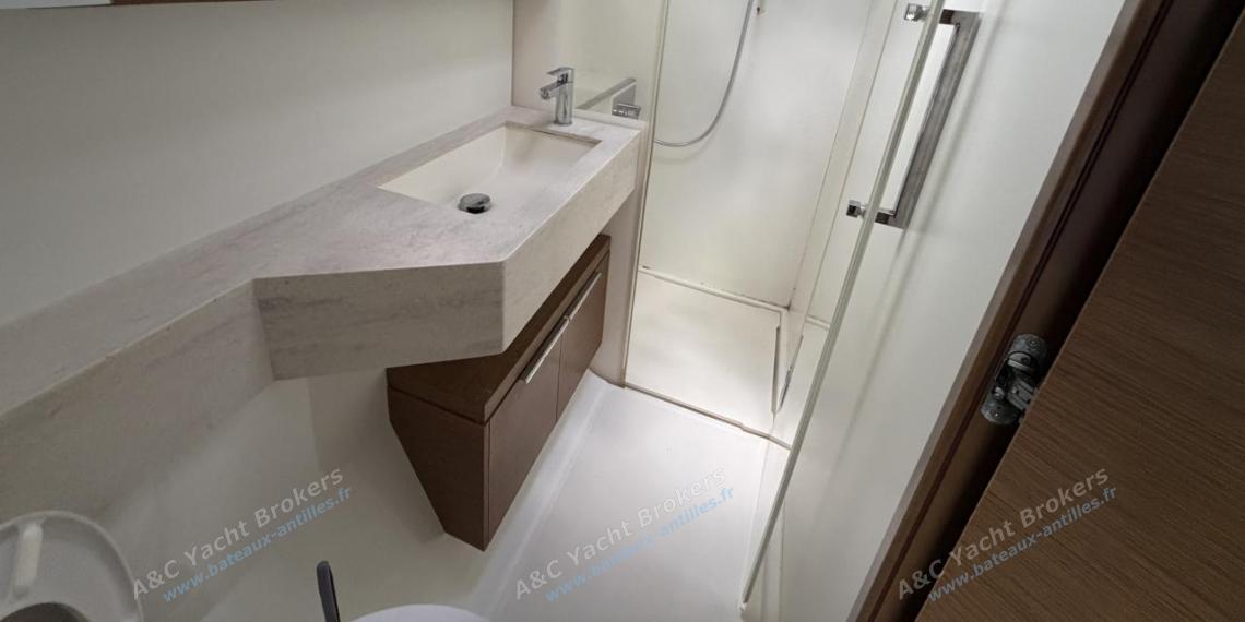 CNB Lagoon 50 : Shower room CNB Lagoon 50 : Shower room