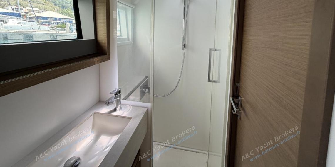 CNB Lagoon 50 : Shower room CNB Lagoon 50 : Shower room