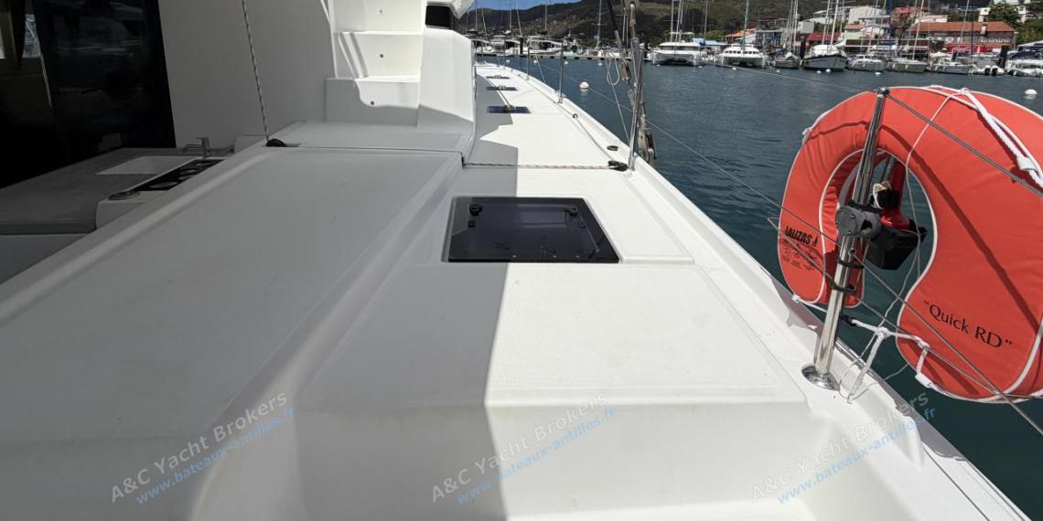 CNB Lagoon 50 : Starboard companionway CNB Lagoon 50 : Starboard companionway