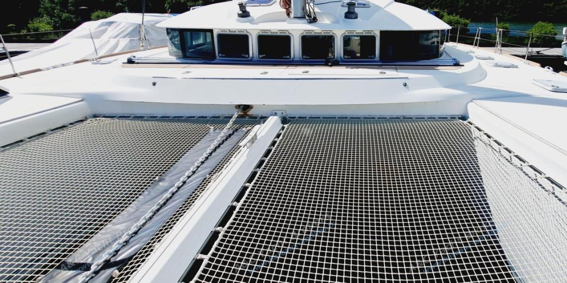 Lagoon Lagoon 570 : Roof seen from genoa furling system Lagoon Lagoon 570 : Roof seen from genoa furling system