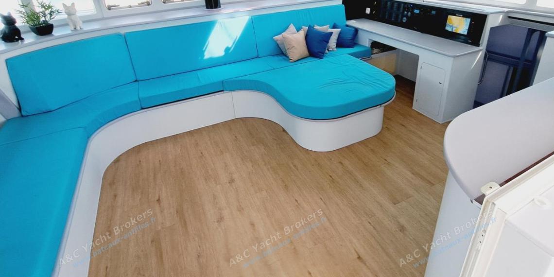 Lagoon Lagoon 570 : Saloon and settee Lagoon Lagoon 570 : Saloon and settee