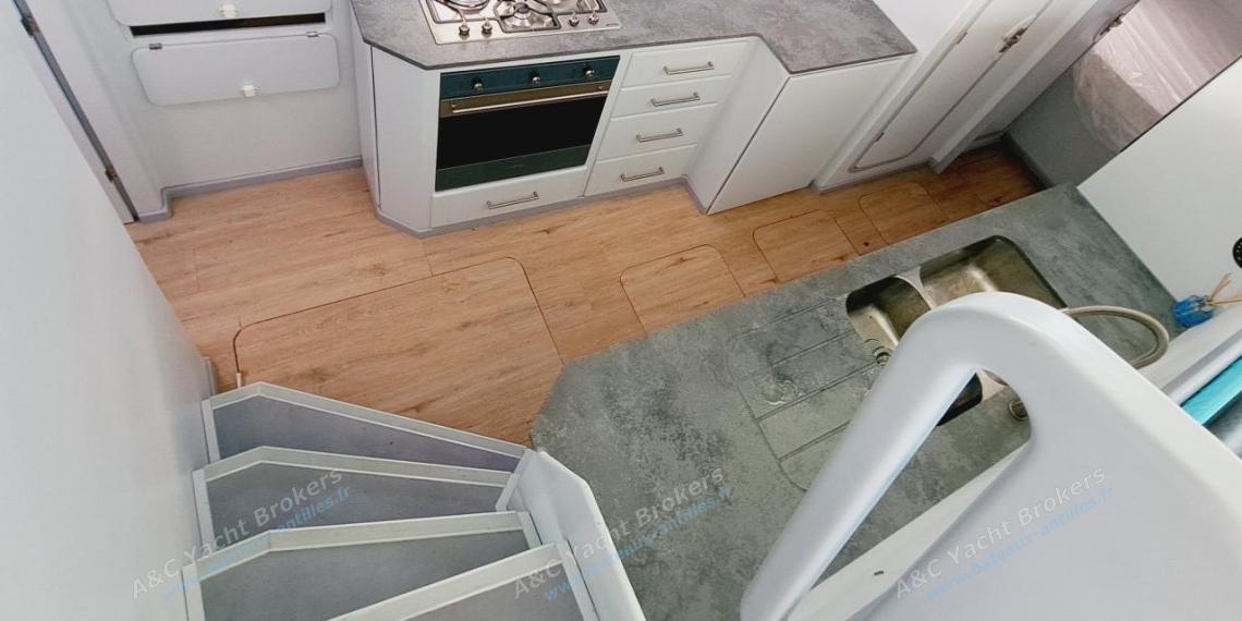 Lagoon Lagoon 570 : Galley seen from the saloon Lagoon Lagoon 570 : Galley seen from the saloon