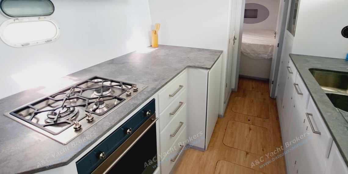 Lagoon Lagoon 570 : Galley other view Lagoon Lagoon 570 : Galley other view