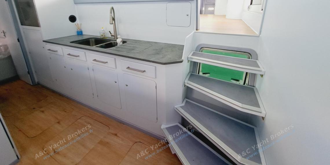 Lagoon Lagoon 570 : Galley seen from the aft port cabin Lagoon Lagoon 570 : Galley seen from the aft port cabin