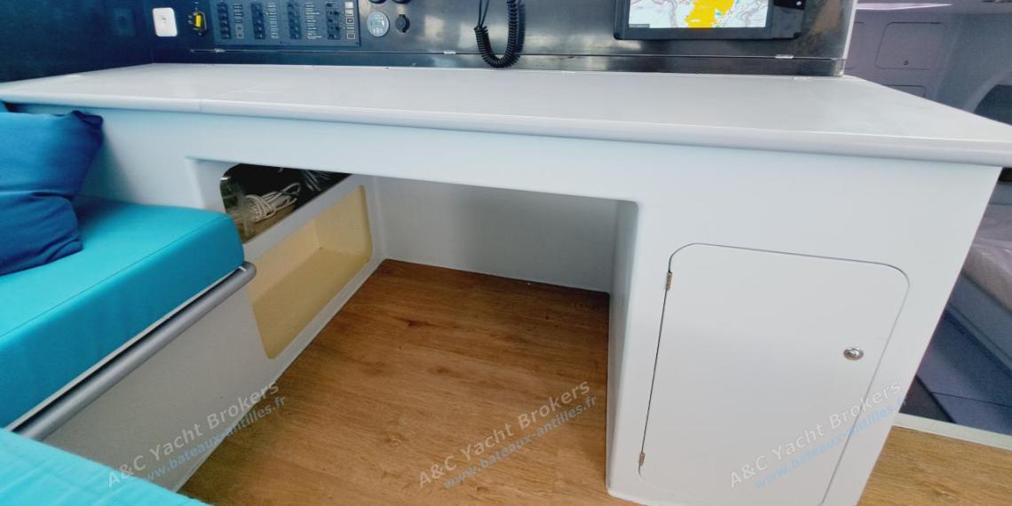 Lagoon Lagoon 570 : Charts table Lagoon Lagoon 570 : Charts table