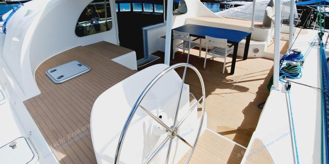 Lagoon Lagoon 570 : Cockpit and port helm station Lagoon Lagoon 570 : Cockpit and port helm station