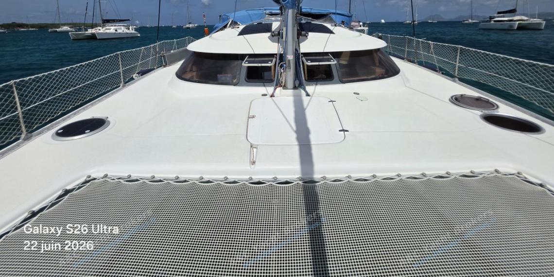 Fountaine Pajot Lavezzi 40 : Roof seen from the bow roller Fountaine Pajot Lavezzi 40 : Roof seen from the bow roller
