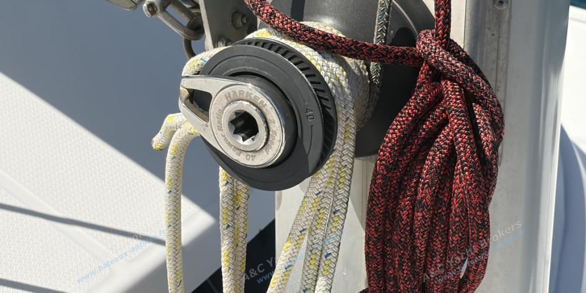 Fountaine Pajot Lavezzi 40 : Winche on mast Fountaine Pajot Lavezzi 40 : Winche on mast