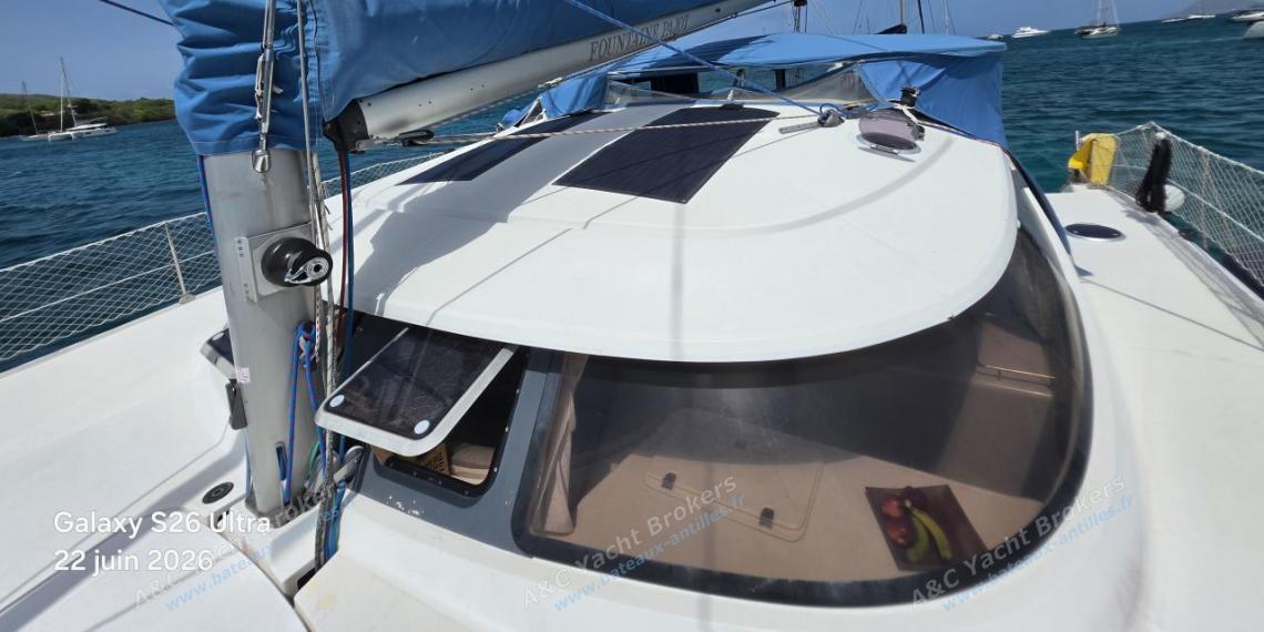 Fountaine Pajot Lavezzi 40 : Roof seen from the port bow Fountaine Pajot Lavezzi 40 : Roof seen from the port bow