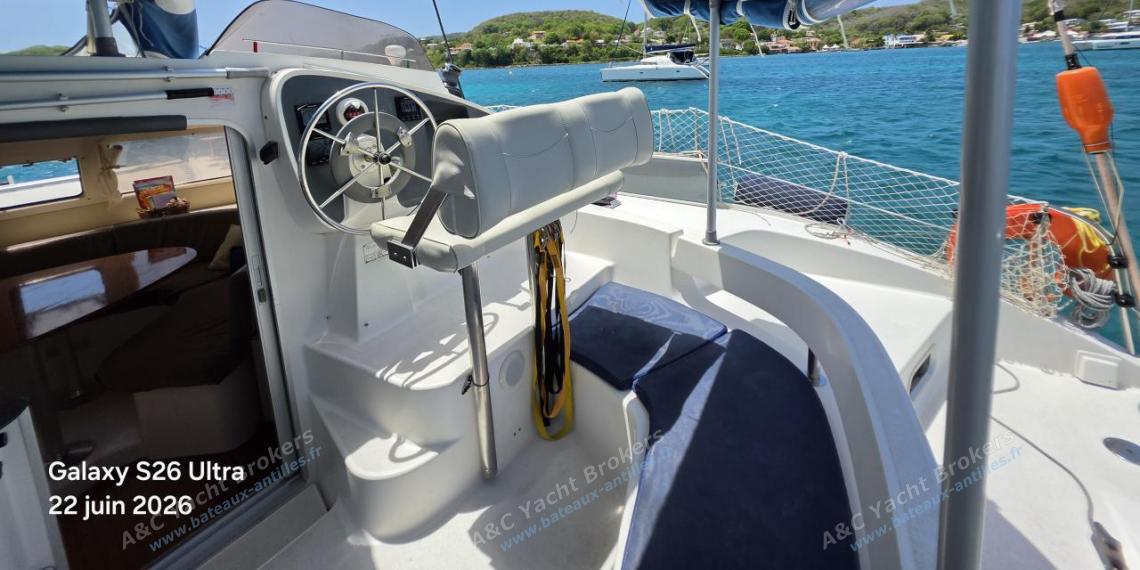 Fountaine Pajot Lavezzi 40 : Cockpit and helm station Fountaine Pajot Lavezzi 40 : Cockpit and helm station